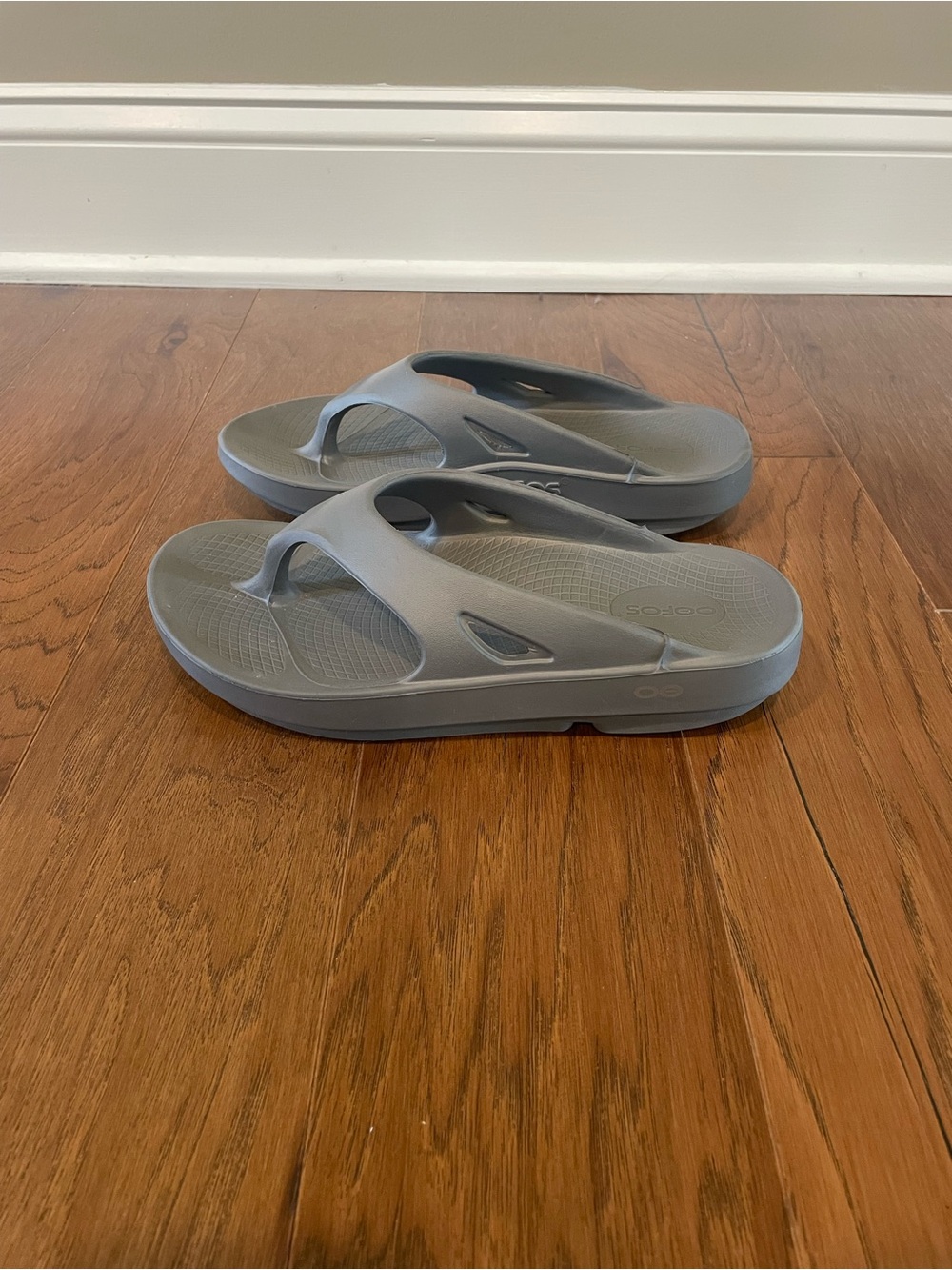 OOFOS Gray Flip Flops - Picture 4 of 7